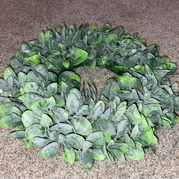 Green with frosted leaves candle ring - Picture 1 of 5